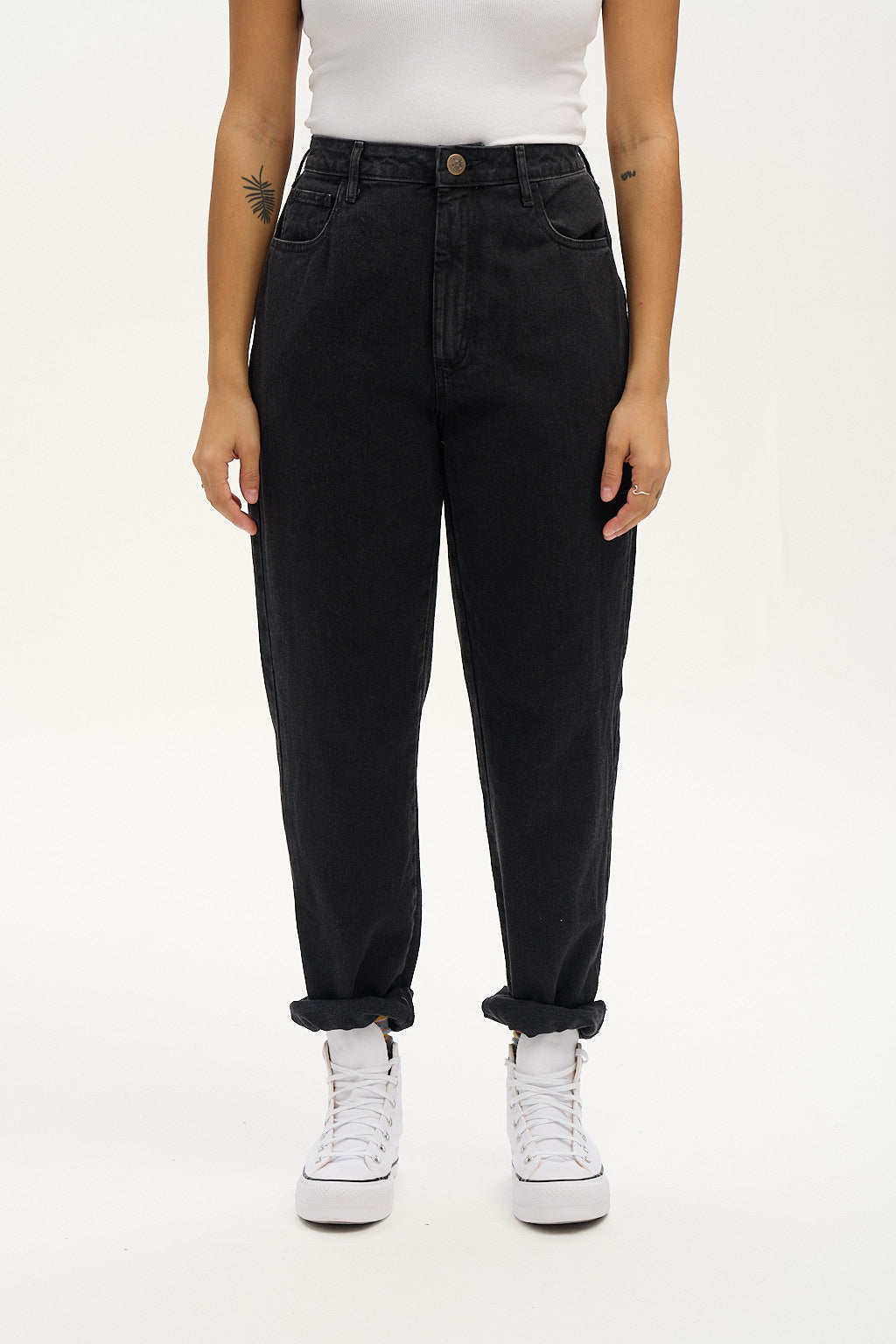 Dana - Mom Denim Jeans in Washed Black