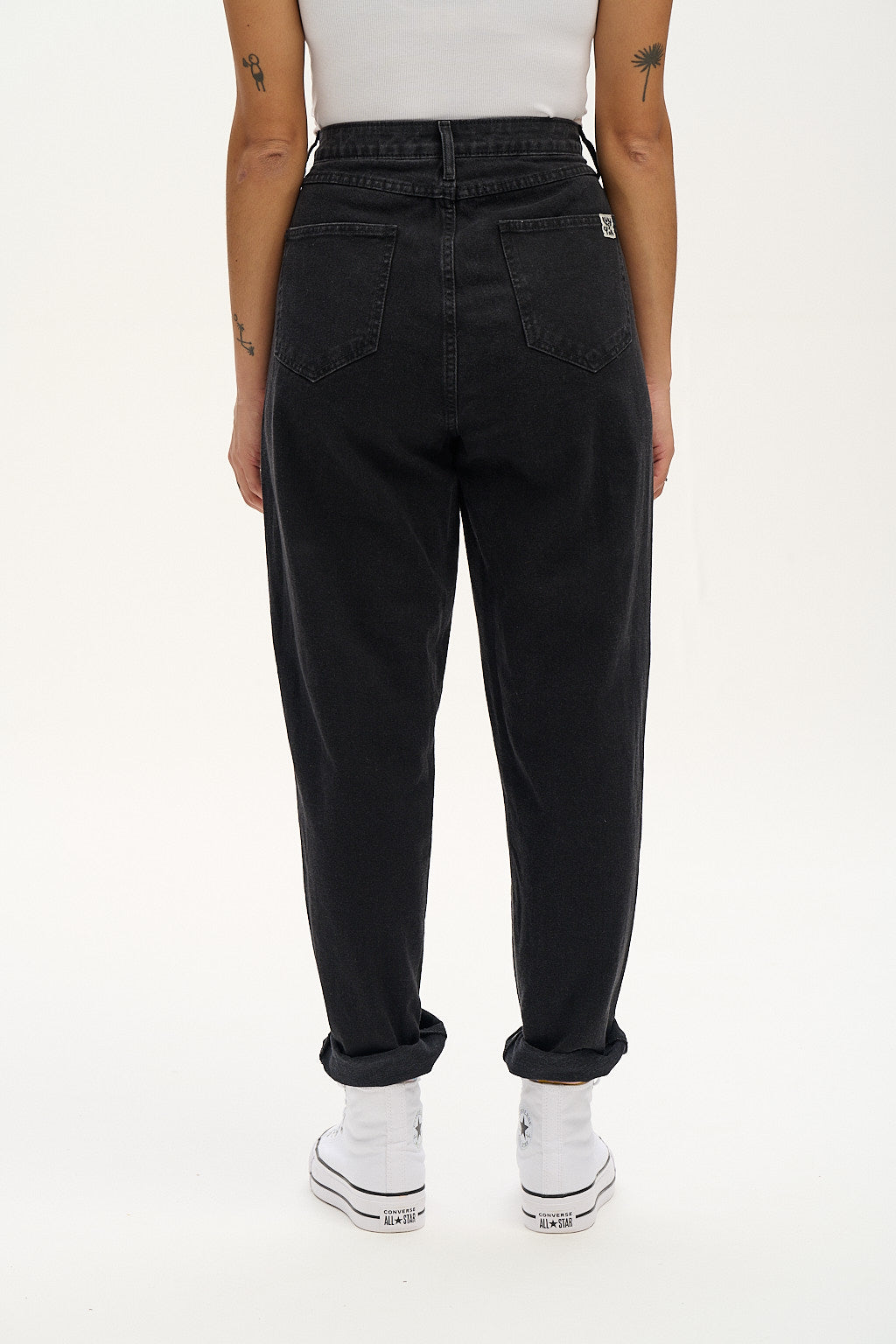 Dana - Mom Denim Jeans in Washed Black