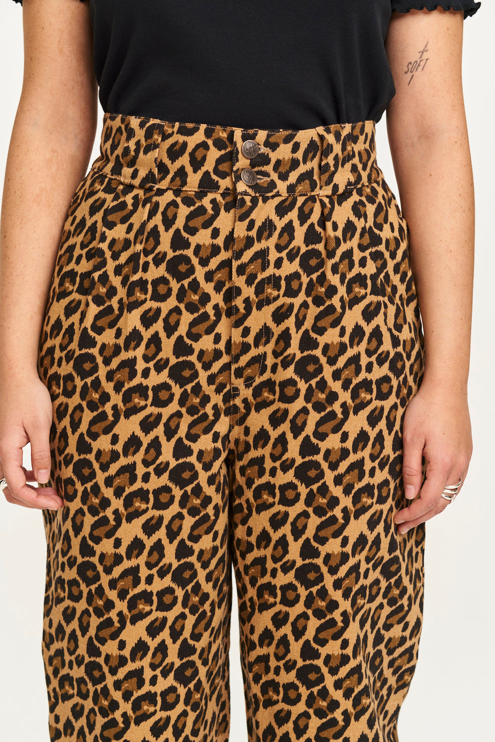 Addison - Tapered Twill Trousers in Leopard Print