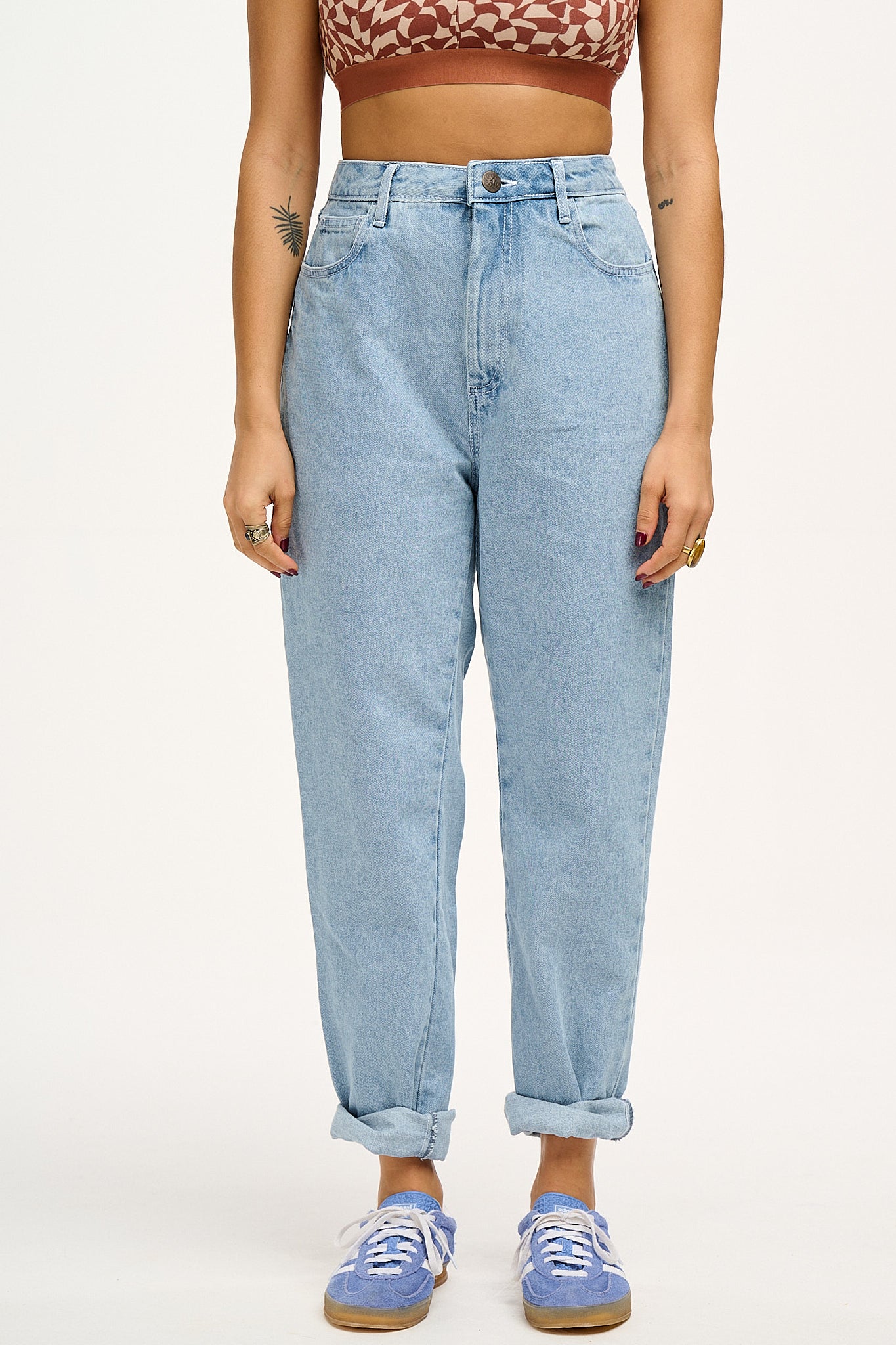 Dana - Mom Denim Jeans in Light Wash Blue