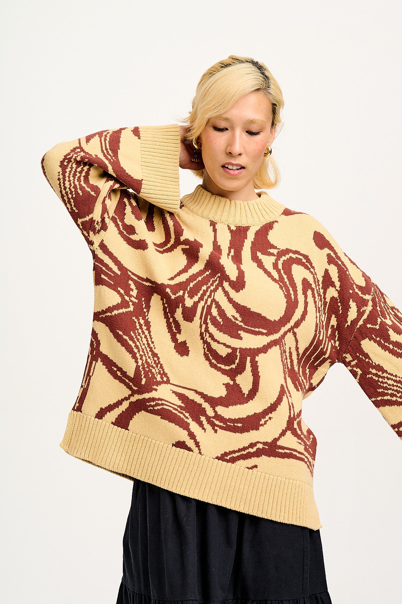 Amari - Oversized Knitted Jumper in Cream & Brown Swirl