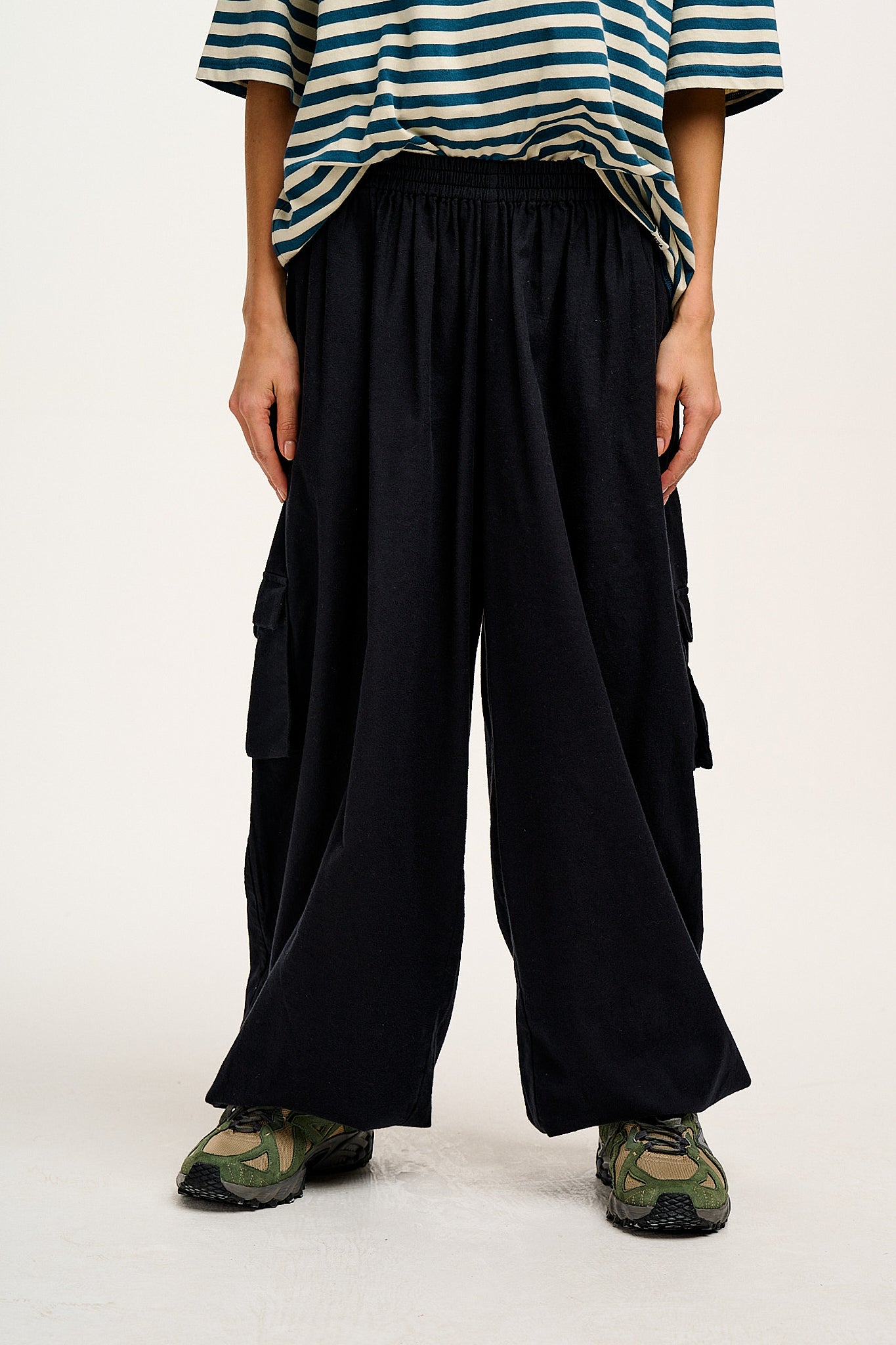 Rumi - Balloon Cotton & Linen Trousers in Black