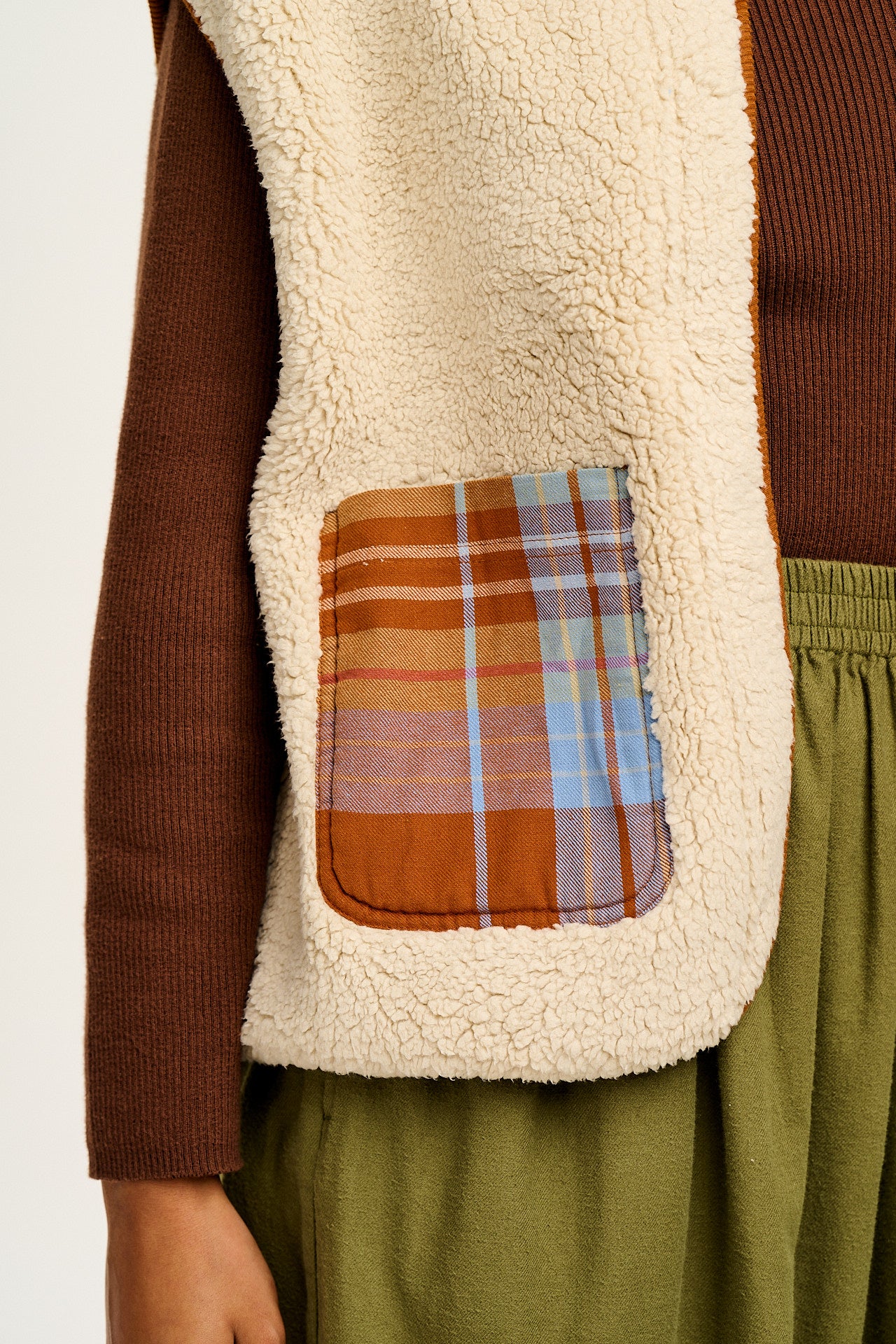 Aubrey - Borg Fleece Gilet in Ecru & Brown