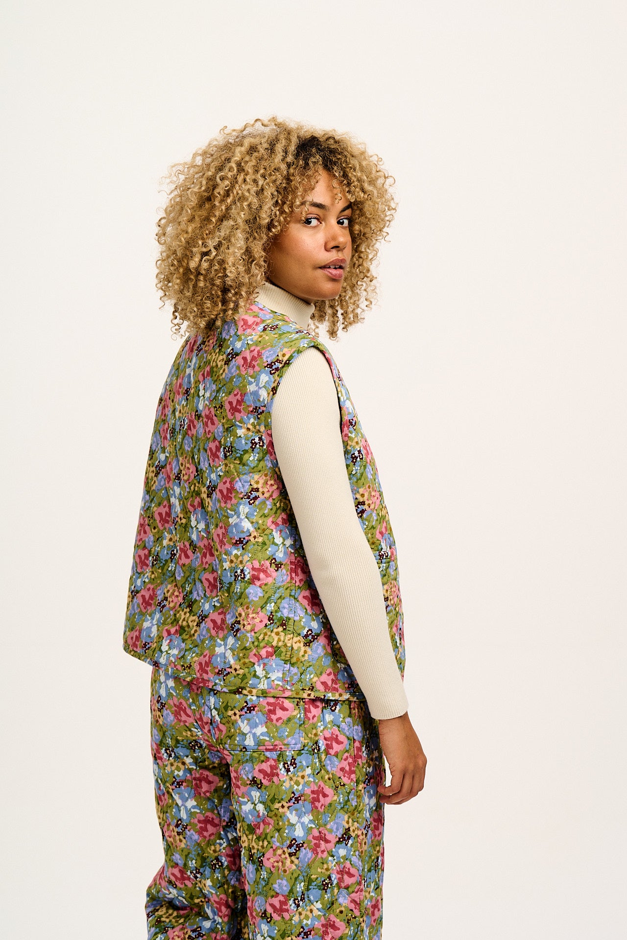 Emery - Reversible Quilted Gilet in Elsinore Floral Print