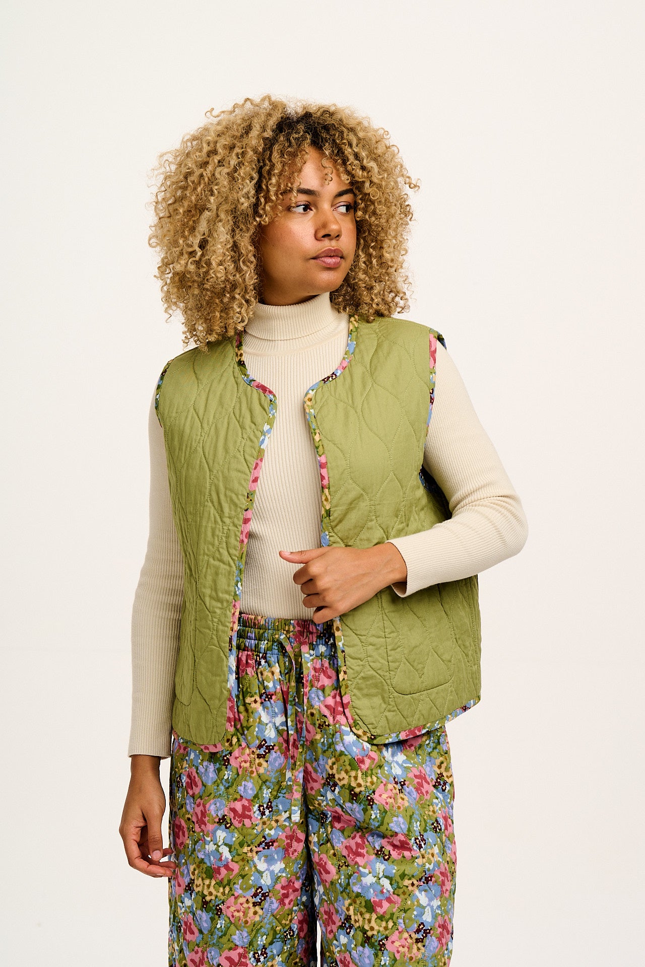 Emery - Reversible Quilted Gilet in Elsinore Floral Print