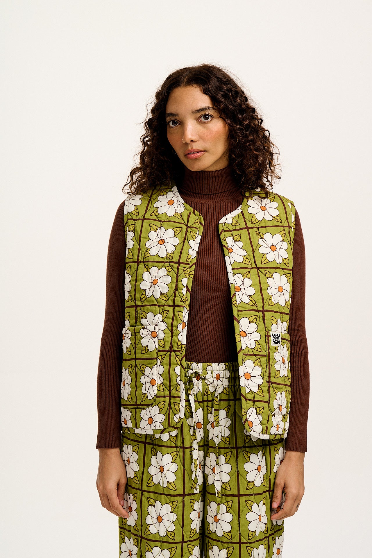 Emery - Reversible Quilted Gilet in Romneya Floral Print