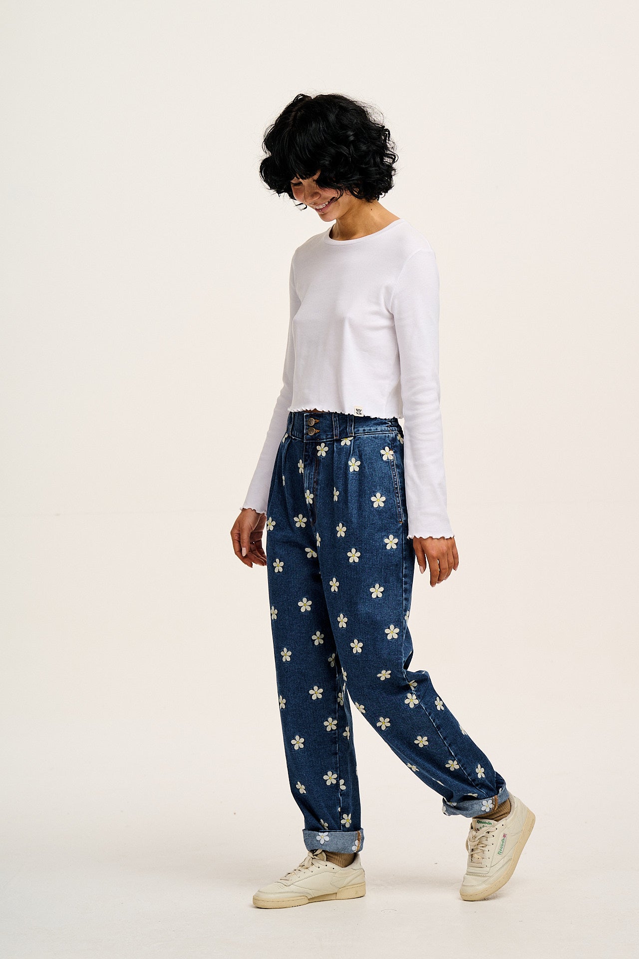 Addison - Tapered Denim Jeans in Mid Wash with Daisy Embroidery