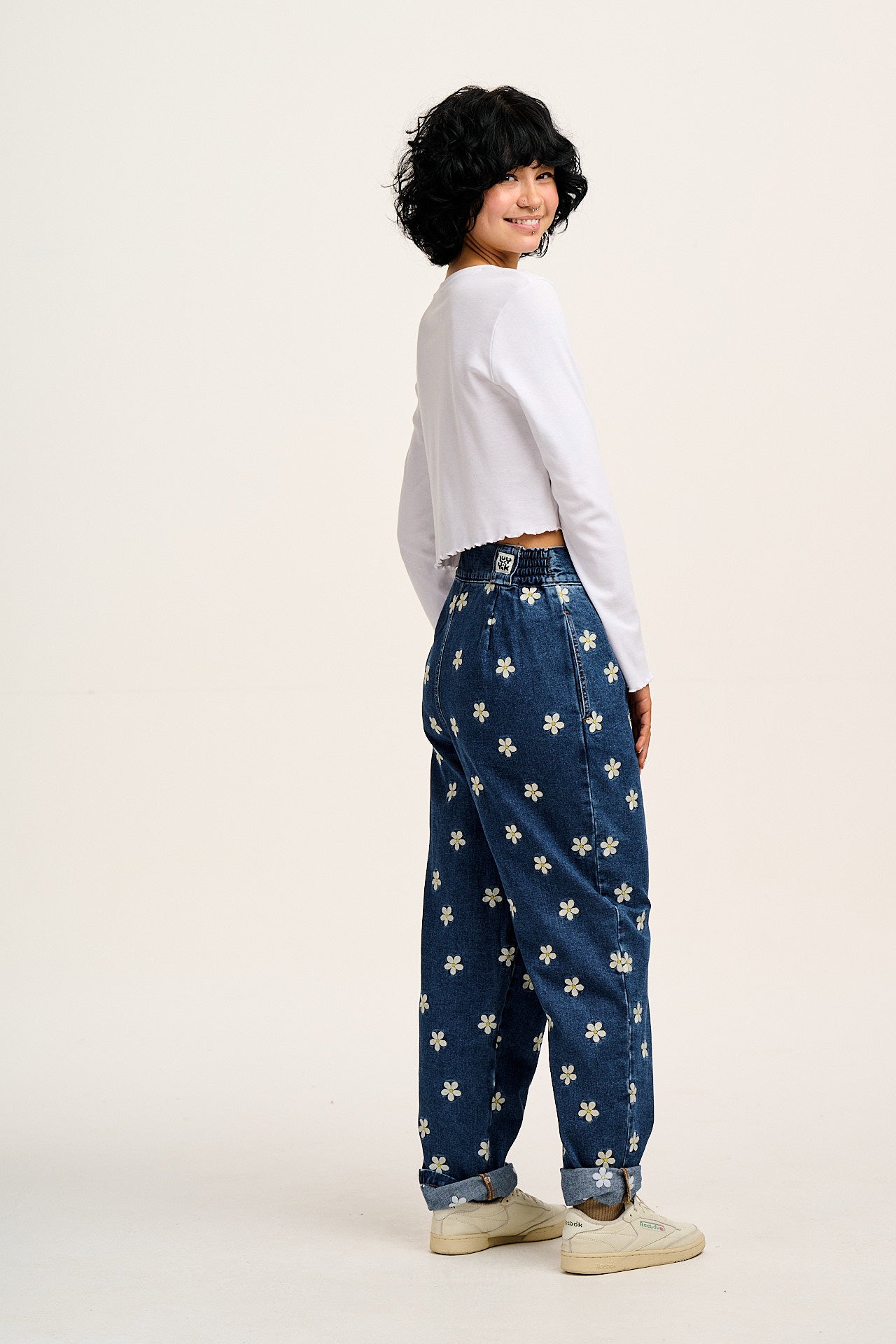 Addison - Tapered Denim Jeans in Mid Wash with Daisy Embroidery