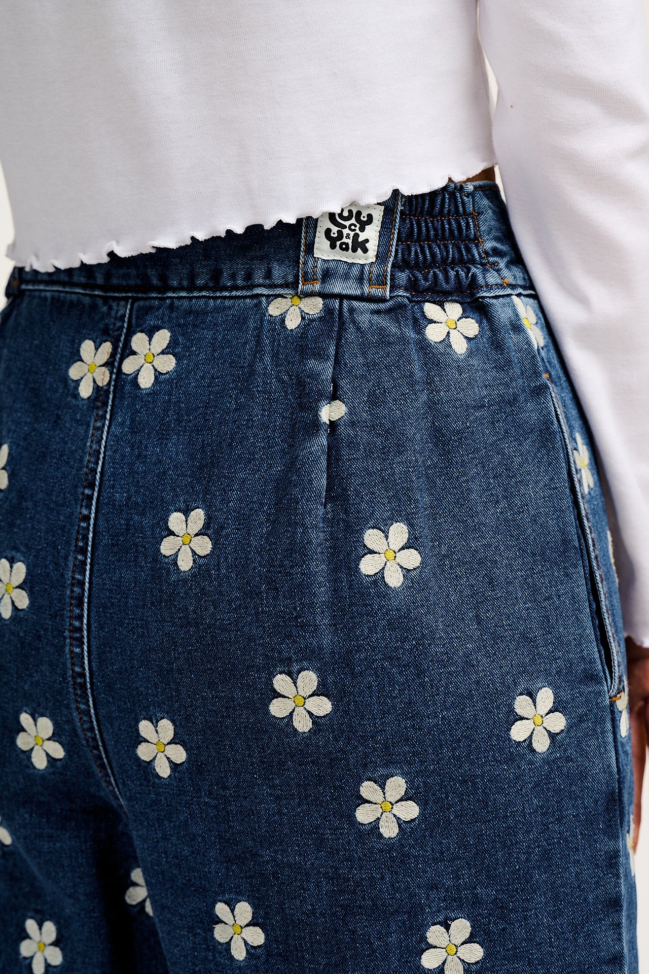 Addison - Tapered Denim Jeans in Mid Wash with Daisy Embroidery