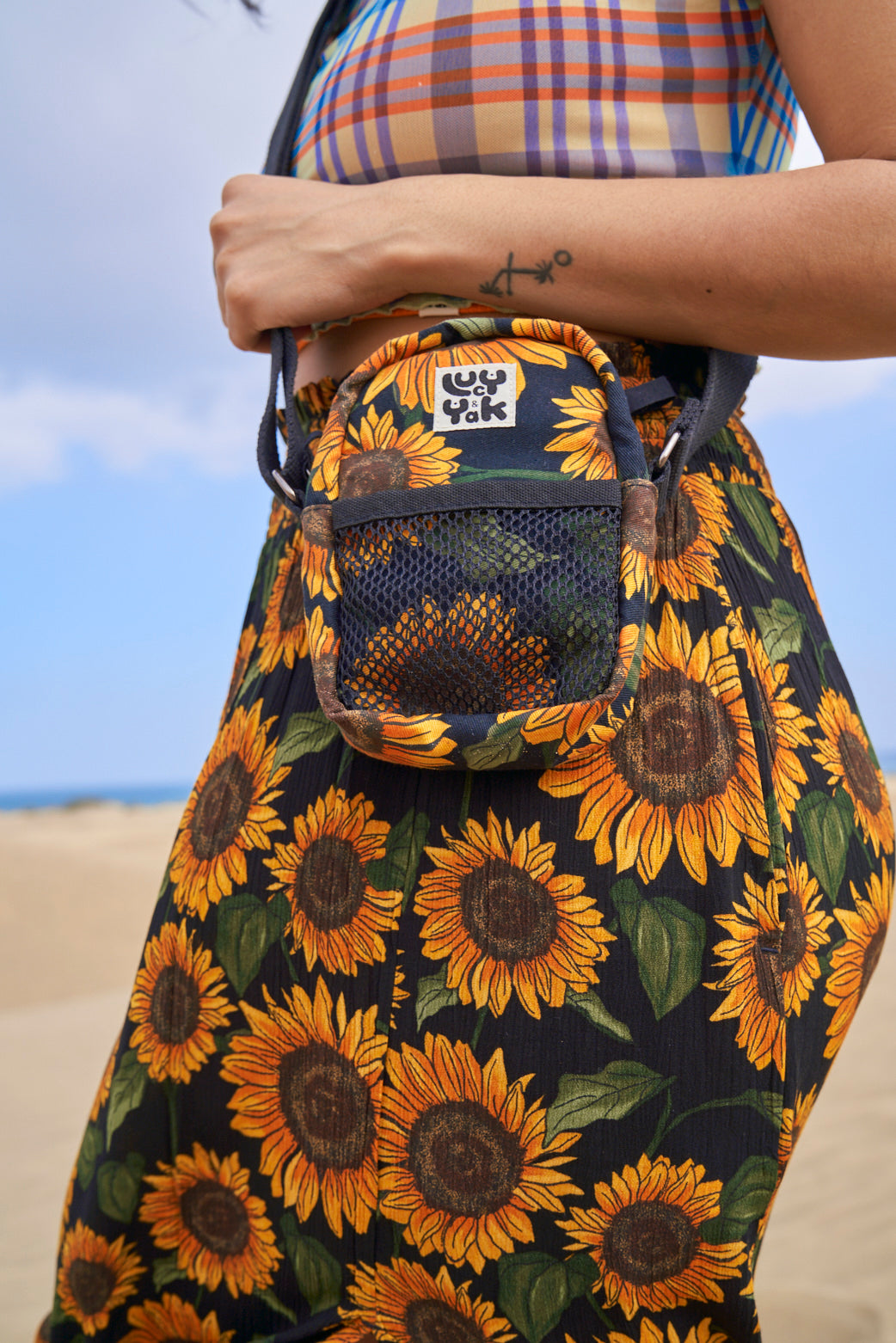 Brady - Crossbody Cotton Twill Bag in Sunflower Print